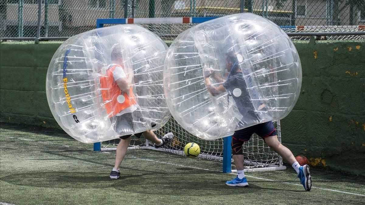 El ’bubble footbal’, el fútbol ideal en tiempos de distancia social. El ’bubble footbal’, el fútbol ideal en tiempos de distancia social.