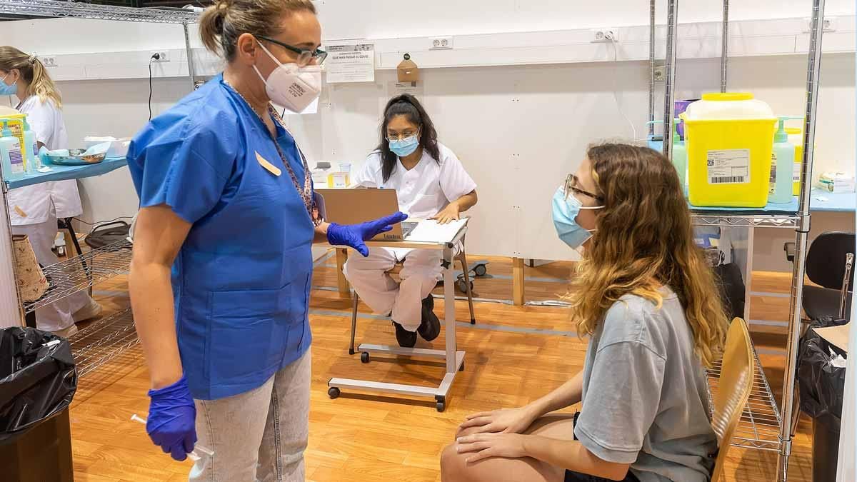 Paula, de 22 años, se dispone a vacunarse contra la covid en el Pavelló 11 de setembre de Lleida. Paula, de 22 años, se dispone a vacunarse contra la covid en el Pavelló 11 de setembre de Lleida.