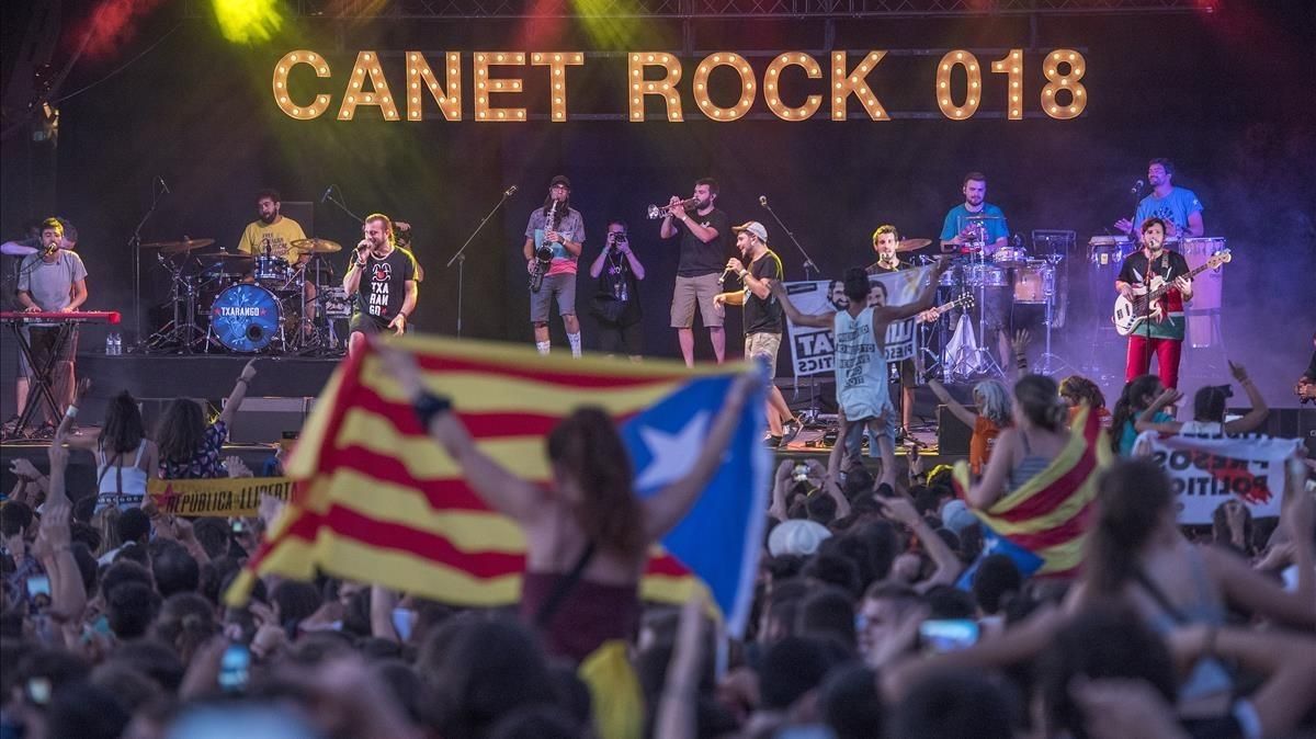 Concierto de Txarango, durante la salida del sol, en el Canet Rock 2018 Concierto de Txarango, durante la salida del sol, en el Canet Rock 2018