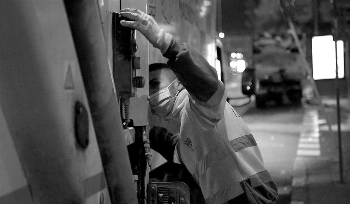 Un trabajador esencial en la noche de Madrid.