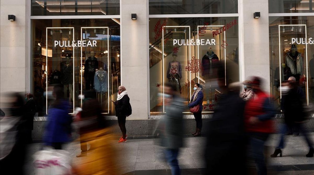 Establecimiento de moda en una calle comercial de Madrid. Establecimiento de moda en una calle comercial de Madrid.