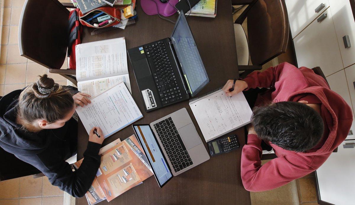 Alumnos de Bachillerato, estudiando sus asignaturas.