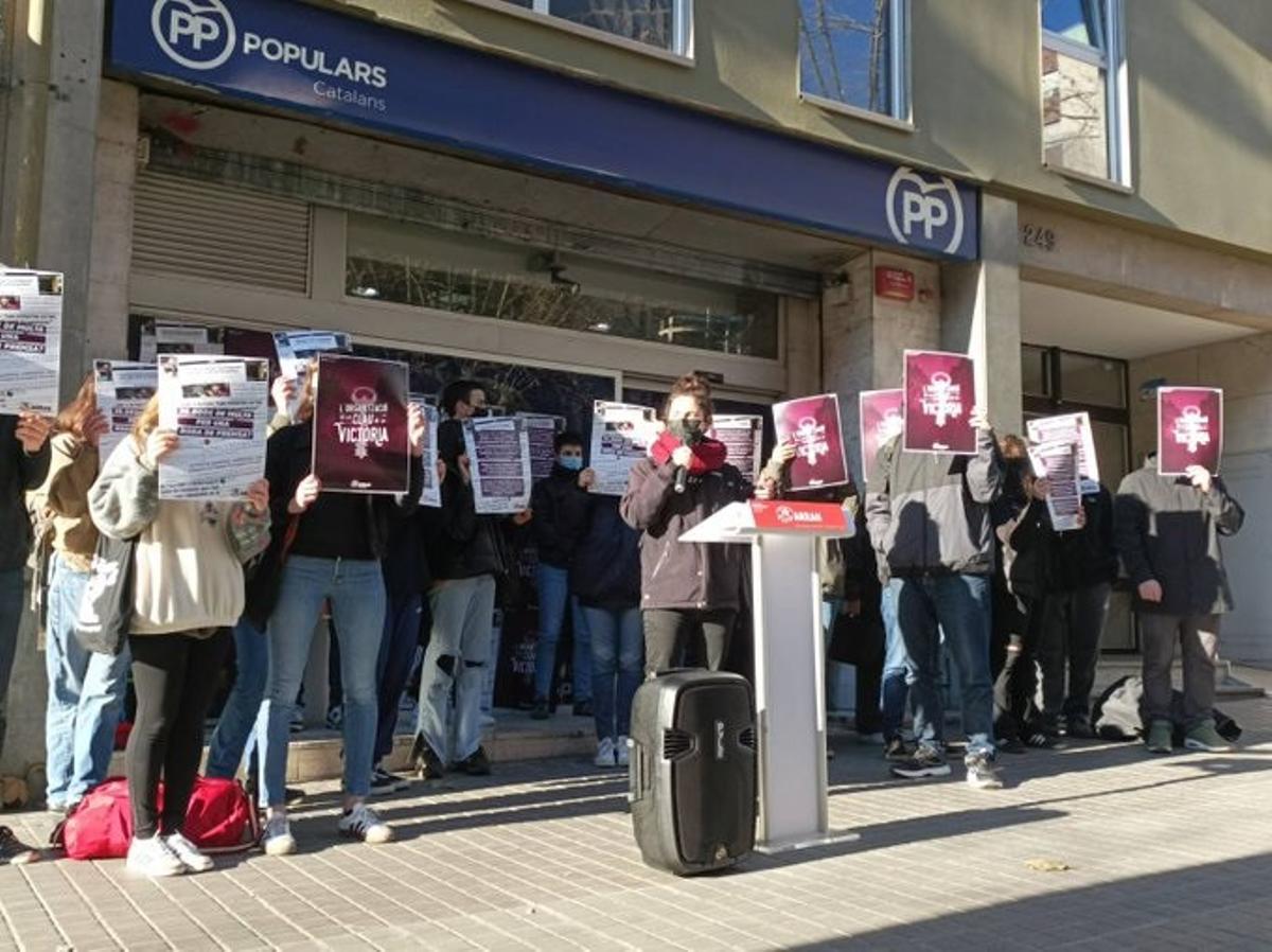 Protesta de Arran en la sede del PP catalán en Barcelona.