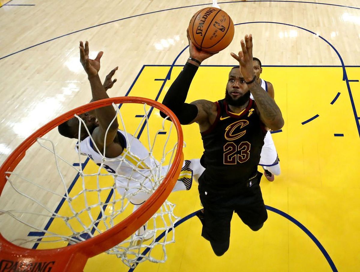 LeBron James, a punto de encestar. LeBron James, a punto de encestar.