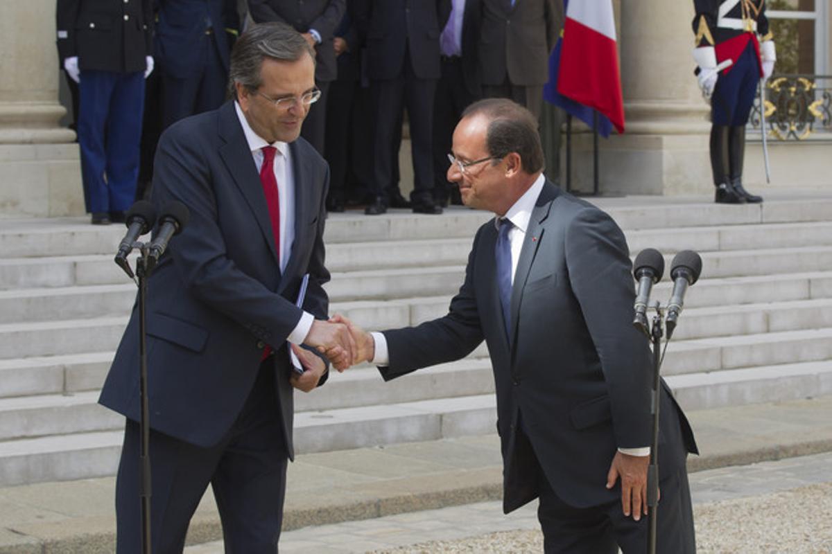 Samarás (izquierda) saluda a Hollande tras su reunión en el palacio del Elíseo de esta mañana.