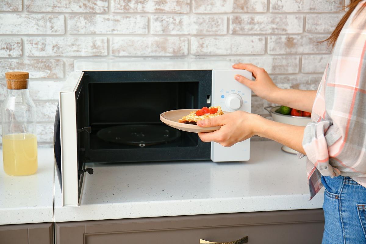 5 alimentos que no se pueden calentar en el microondas