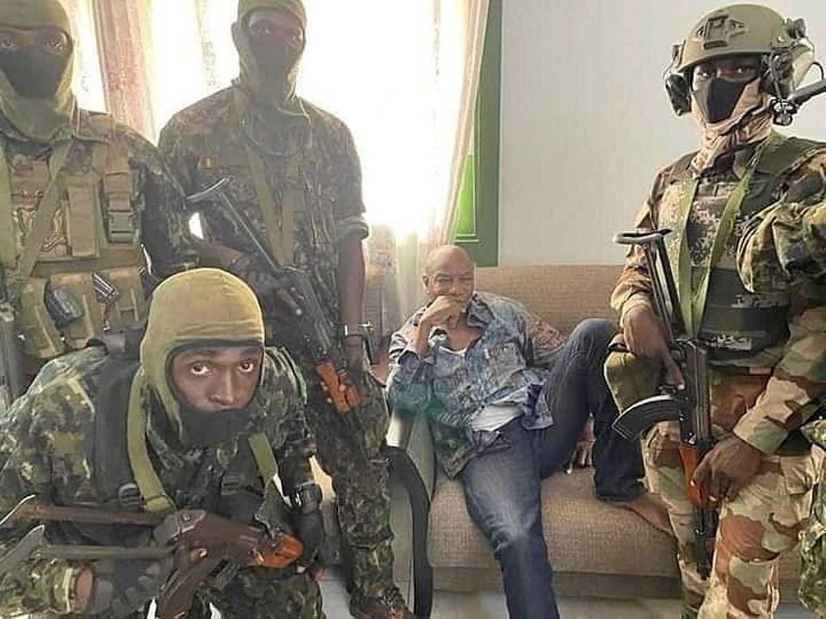 El presidente Alpha Conde detenido por golpistas. El presidente Alpha Conde detenido por golpistas.