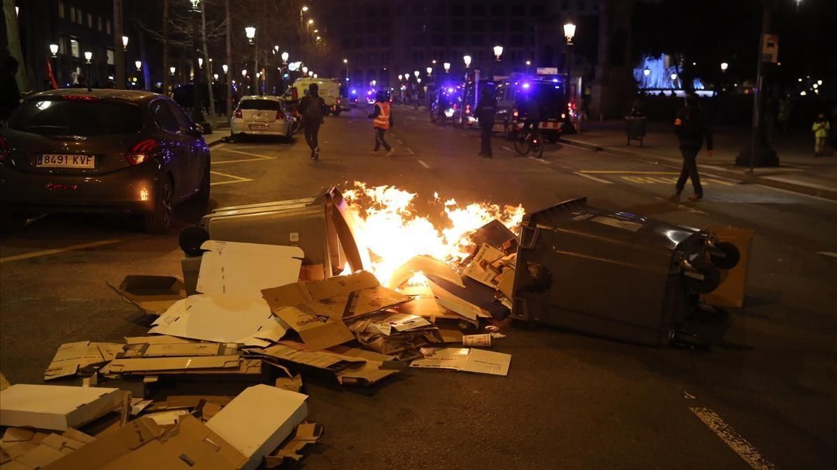 Contenedores en llamas en una de las manifestaciones contra el encarcelamiento de Hasél. Contenedores en llamas en una de las manifestaciones contra el encarcelamiento de Hasél.
