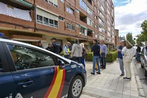 La Policía Nacional investiga como violencia machista el asesinato de una mujer de 32 años en Palencia por su pareja de 36, quien posteriormente se habría suicidado tirándose a las vías del tren, este lunes en Palencia. EFE/ Almudena Álvarez