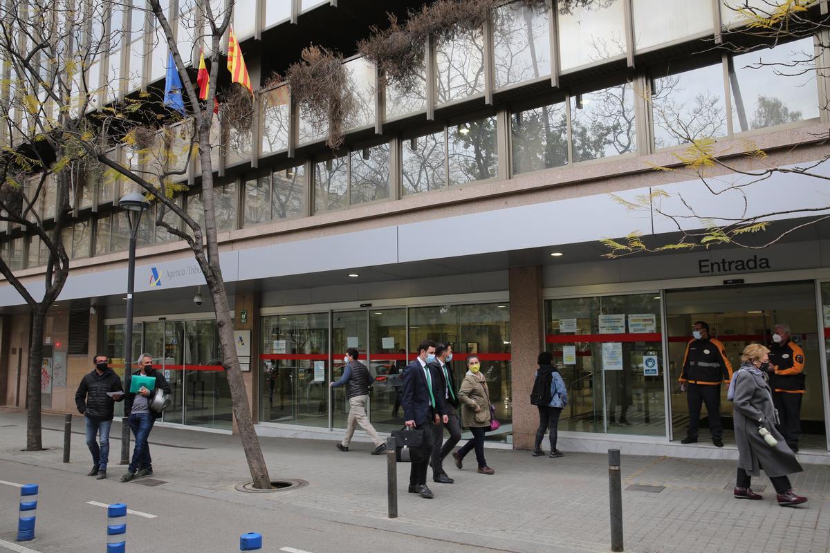 Delegación de la Agencia Tributaria, en la plaza Letamendi de Barcelona, a principios del pasado mes de abril. Delegación de la Agencia Tributaria, en la plaza Letamendi de Barcelona, a principios del pasado mes de abril.