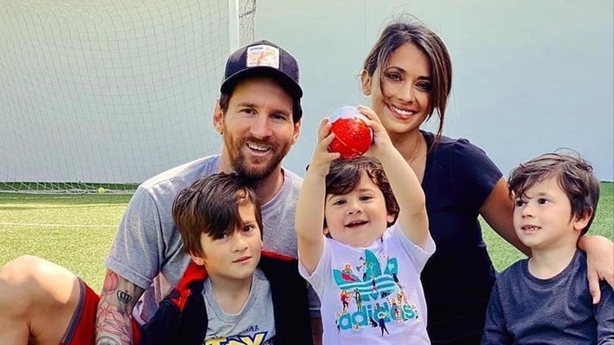 Leo Messi posa con su mujer Antonella Rocuzzo y sus tres hijos. Leo Messi posa con su mujer Antonella Rocuzzo y sus tres hijos.