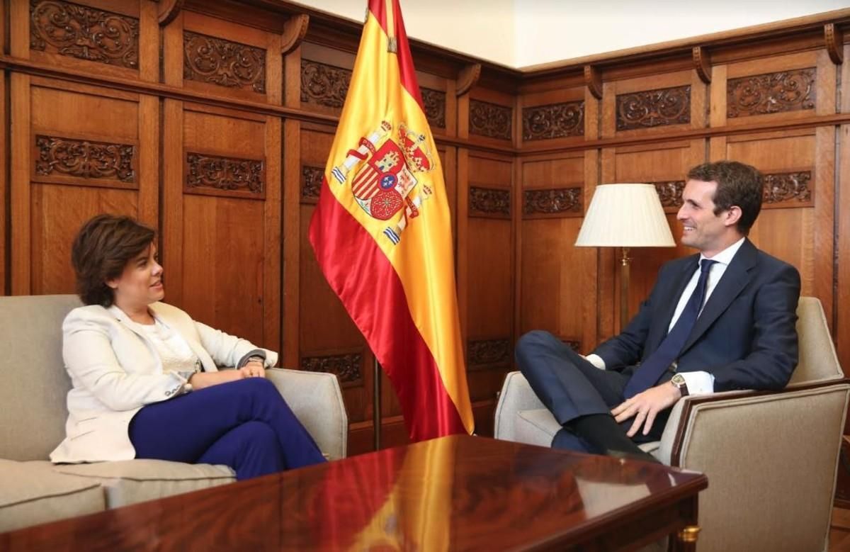 Soraya Sáenz de Santamaría y Pablo Casado, al inicio de la reunión en el Congreso de los Diputados. Soraya Sáenz de Santamaría y Pablo Casado, al inicio de la reunión en el Congreso de los Diputados.