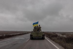 Soldados ucranianos montan en un vehículo militar blindado en una carretera a las afueras de Kherson, en el sur de Ucrania, el 29 de noviembre de 2022.