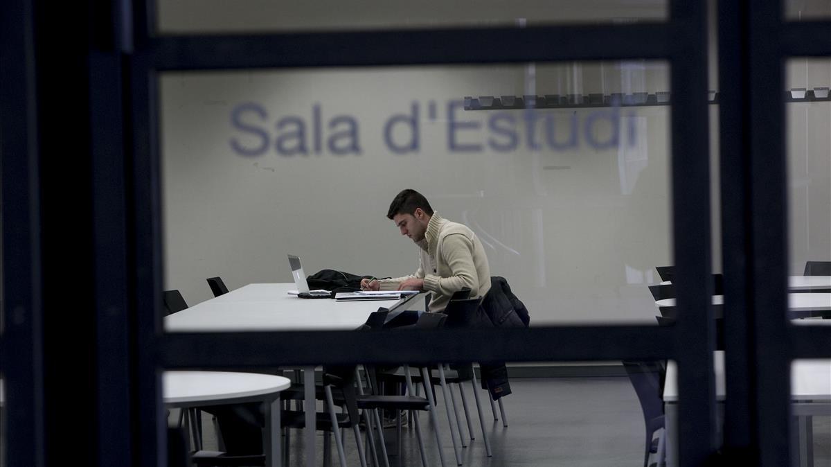 Un joven estudia en una sala de la Universitat Politècnica de Catalunya (UPC). Un joven estudia en una sala de la Universitat Politècnica de Catalunya (UPC).