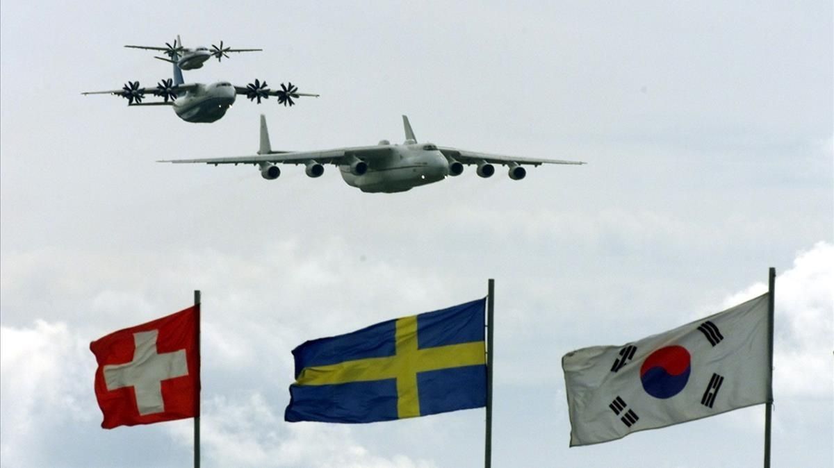 Varios aviones de transporte militar rusos vuelan sobre la bandera de Suecia (en el centro) en un espectáculo aéreo en Moscú, en el 2001. Varios aviones de transporte militar rusos vuelan sobre la bandera de Suecia (en el centro) en un espectáculo aéreo en Moscú, en el 2001.