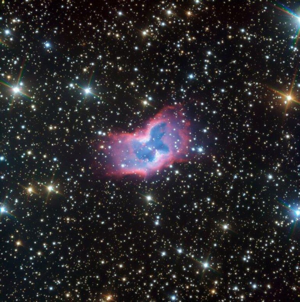 Una nebulosa espacial con forma de crisálida se convierte en mariposa Una nebulosa espacial con forma de crisálida se convierte en mariposa