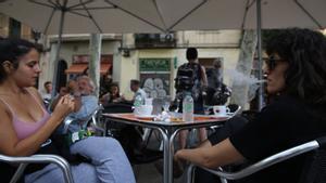 Clientes fumando en una terraza de bar de Barcelona.