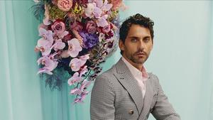 Paco León, en una imagen promocional de ’La casa de las flores’. 