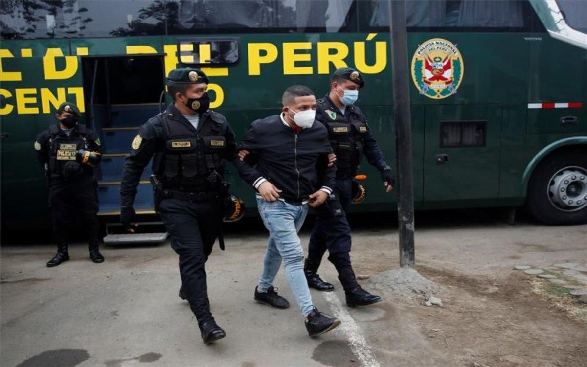 La Policía de Perú detiene a una persona por fiesta prohibida. La Policía de Perú detiene a una persona por fiesta prohibida.