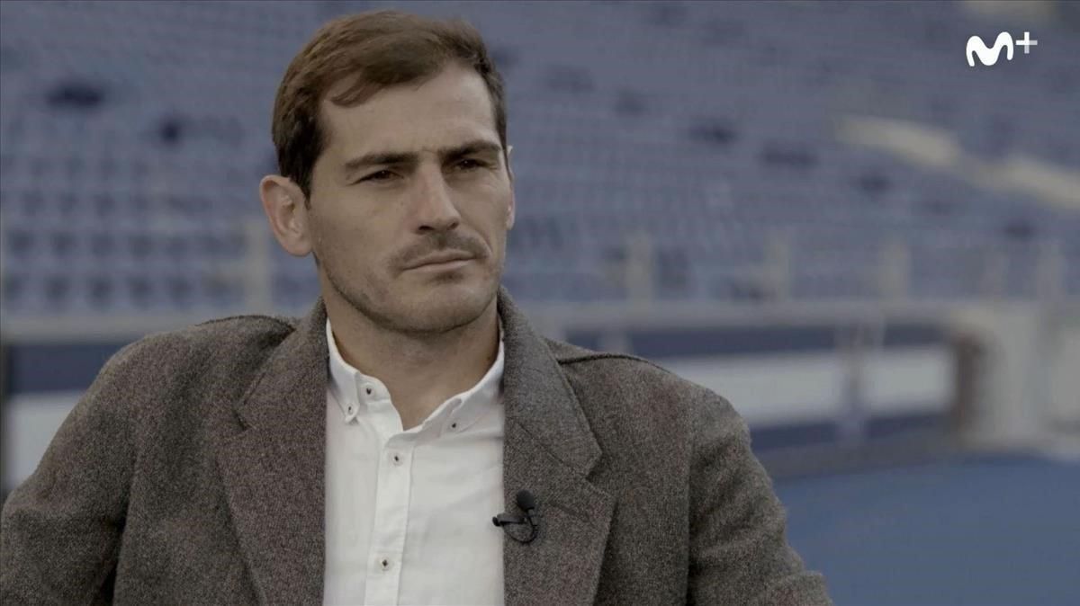 Iker Casillas, durante la charla con Jorge Valdano en Oporto. Iker Casillas, durante la charla con Jorge Valdano en Oporto.
