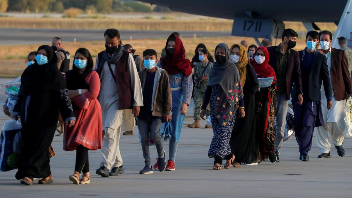 Ciudadanos afganos llegan a la base de Rota.