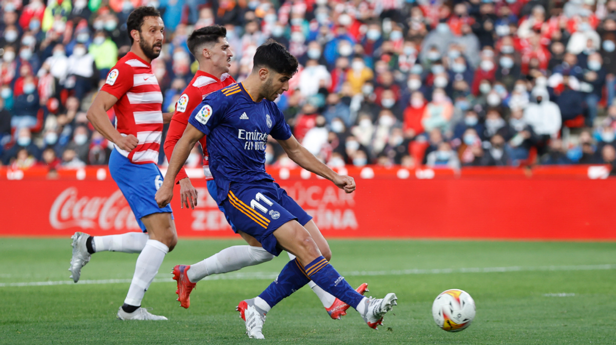 Asensio dispara en la jugada del primer gol del Real Madrid en Granada. 