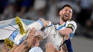 El delantero argentino Lionel Messi es levantado por sus compañeros de equipo durante una ceremonia de reconocimiento a los jugadores ganadores de la Copa del Mundo.