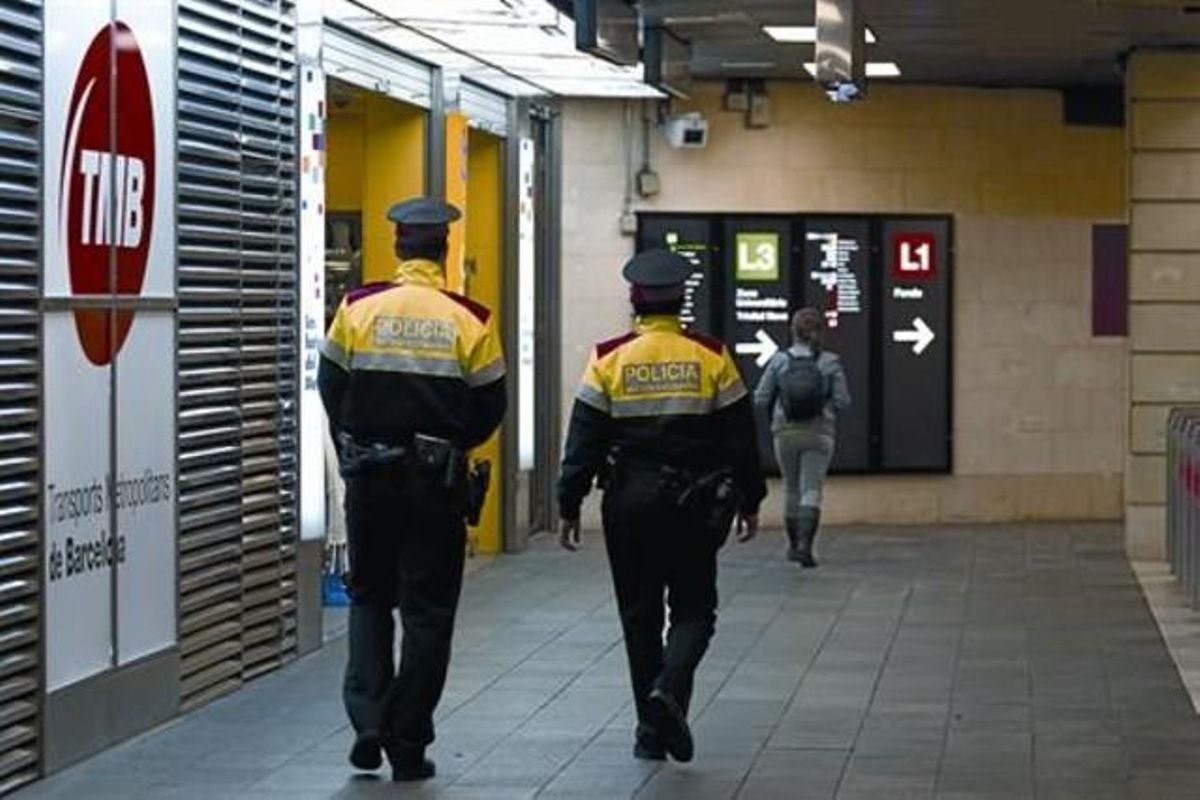 Dos agentes de los Mossos patrullan por la estación de metro de Plaça de Catalunya, ayer. Dos agentes de los Mossos patrullan por la estación de metro de Plaça de Catalunya, ayer.