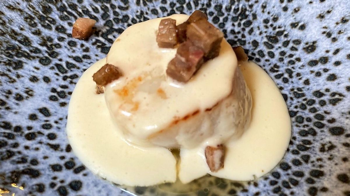 Una vieira con salsa de beicon y ’bull’ blanco de Roger Viñas, del restaurante Avenir. Una vieira con salsa de beicon y ’bull’ blanco de Roger Viñas, del restaurante Avenir.