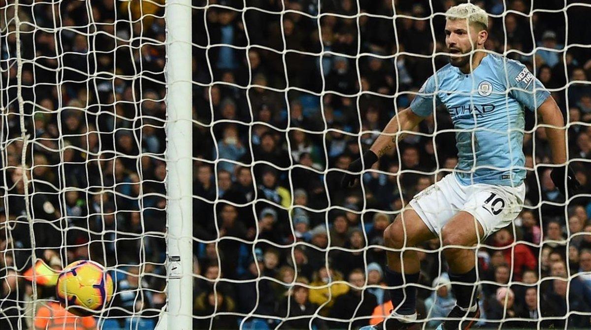 Sergio Agüero anota el segundo de sus tres goles ante el Arsenal en la victoria del Manchester City.