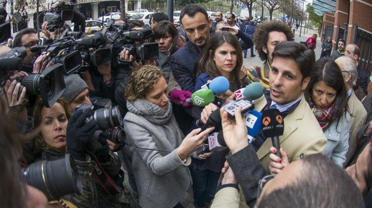 Fran Rivera declara ante los medios de comunicación tras declarar ante la Fiscalia de Menores de Sevilla a instancia del Defensor del Menor de Andalucía. Fran Rivera declara ante los medios de comunicación tras declarar ante la Fiscalia de Menores de Sevilla a instancia del Defensor del Menor de Andalucía.