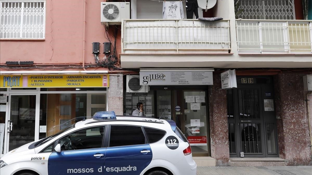 Un vehículo de los Mossos d’Esquadra, ante el edificio de El Prat de Llobregat en el que un hombre ha confesado que ha matado a su pareja, este lunes. Un vehículo de los Mossos d’Esquadra, ante el edificio de El Prat de Llobregat en el que un hombre ha confesado que ha matado a su pareja, este lunes.