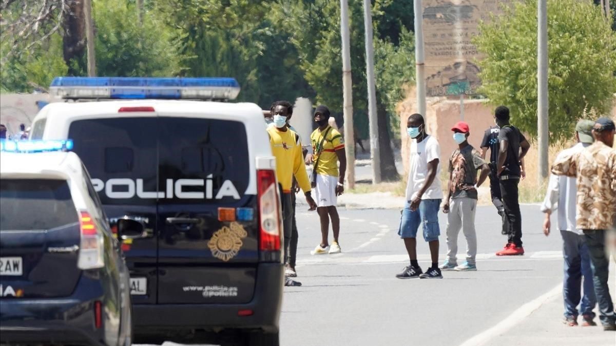 Un grupo de temporeros cortan la circunvalación de Albacete este domingo tras el cierre de su asentamiento Un grupo de temporeros cortan la circunvalación de Albacete este domingo tras el cierre de su asentamiento