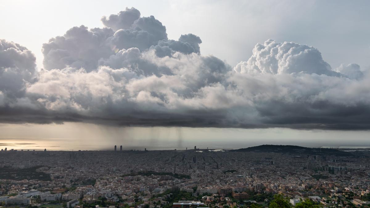 Actividad tormentosa sobre Barcelona, la mañana del 30 de agosto.