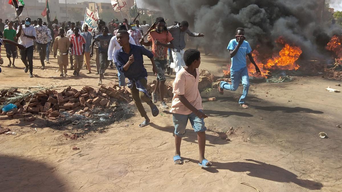 Manifestantes prodemocráticos protestan contra el golpe de Estado en Jartum (Sudán).