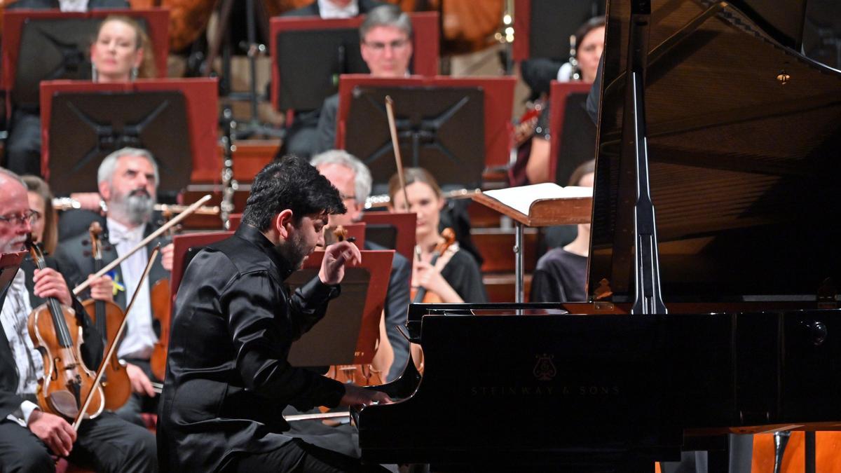 El pianista uzbeko Behzod Abduraimov en un momento de su actuación con Filarmónica de Varsovia.
