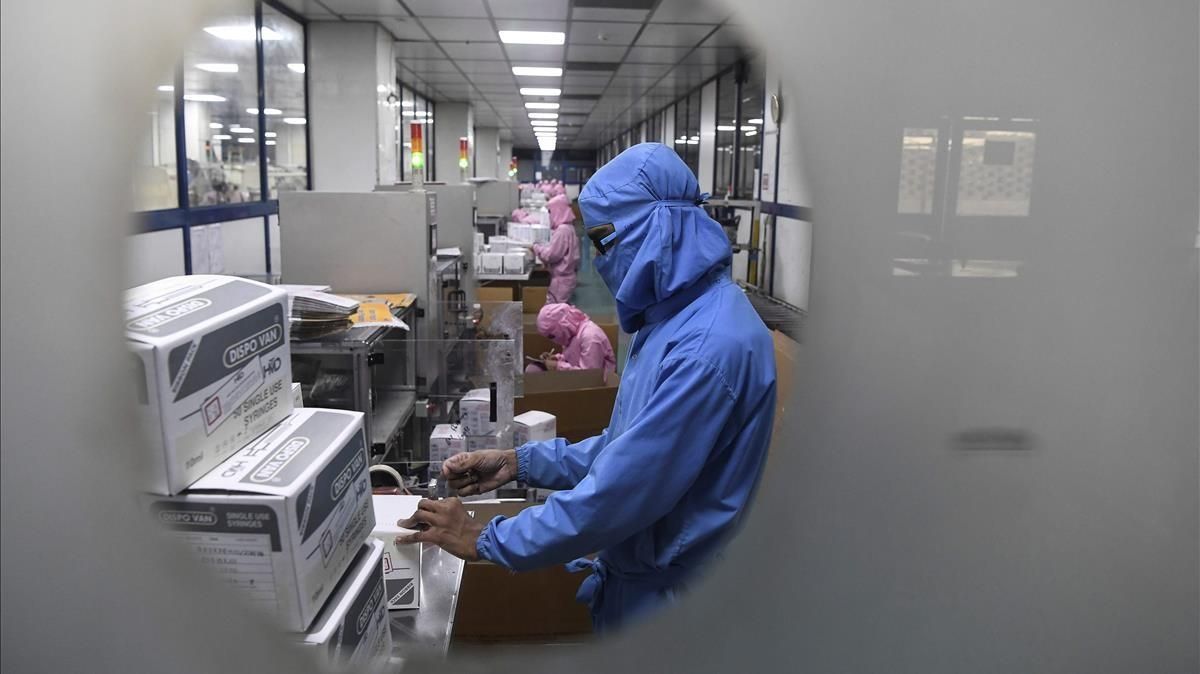 Un empleado trabaja en la producción de una vacuna contra el covid-19 en una fábrica de Faridabad, en India. Un empleado trabaja en la producción de una vacuna contra el covid-19 en una fábrica de Faridabad, en India.