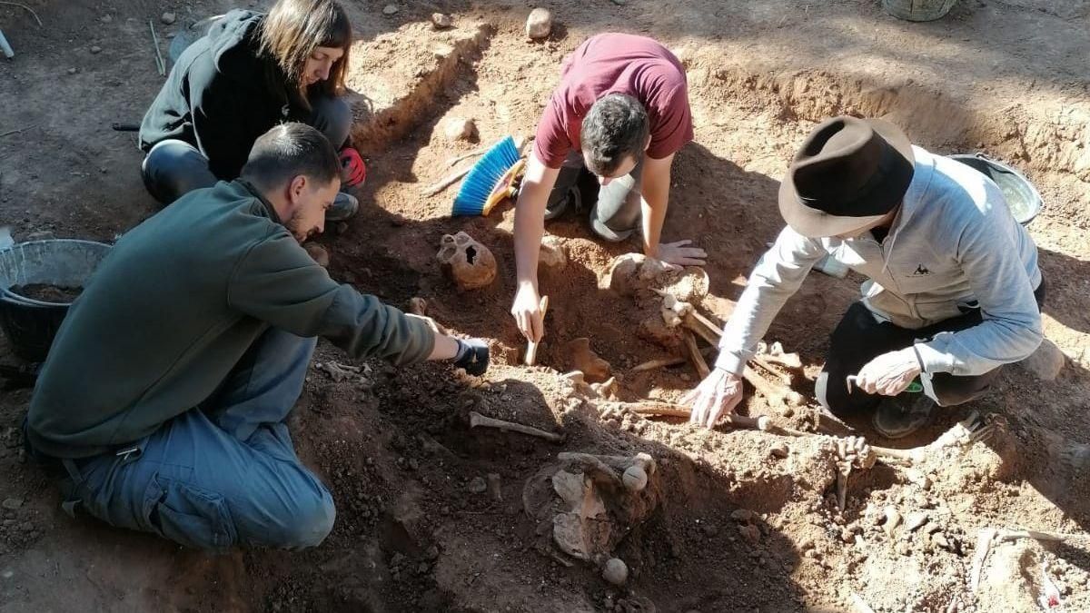 El abuelo de Serrat podría estar entre los 430 fusilados de las fosas de Belchite El abuelo de Serrat podría estar entre los 430 fusilados de las fosas de Belchite