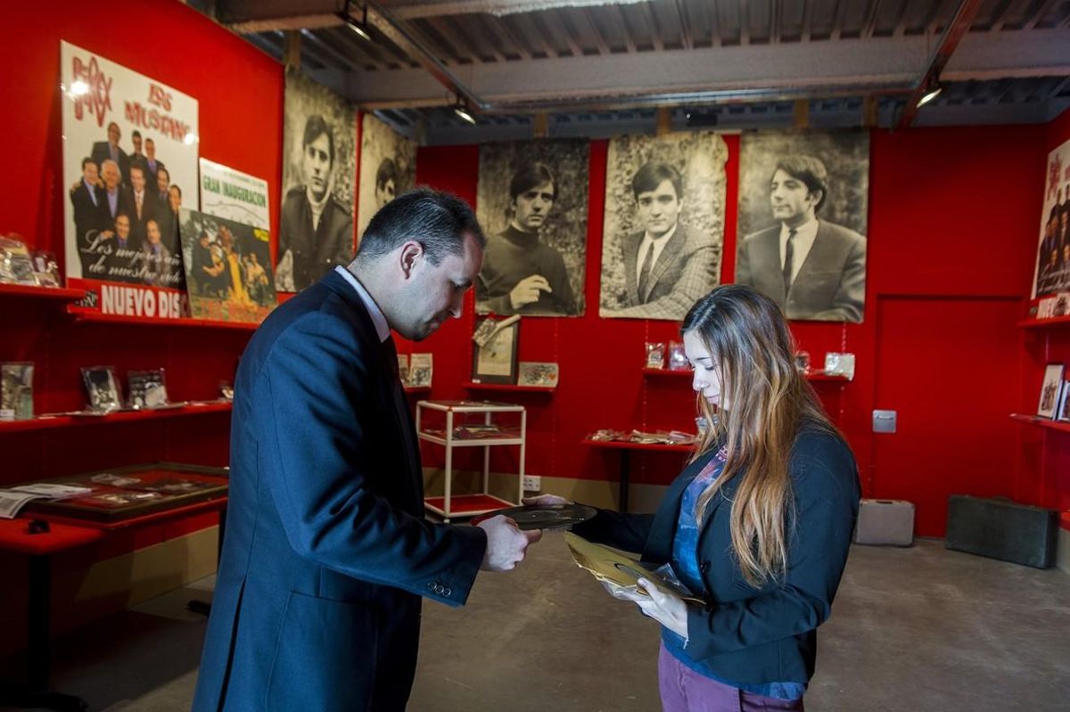 Los promotores de la subasta repasan unos vinilos antes de la puja por los objetos personales de Marco Rossi. Los promotores de la subasta repasan unos vinilos antes de la puja por los objetos personales de Marco Rossi.