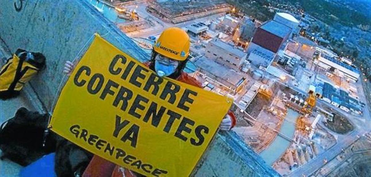 Un activista de Greenpeace, con un cartel en una de las torres de refrigeración de Cofrentes. Un activista de Greenpeace, con un cartel en una de las torres de refrigeración de Cofrentes.