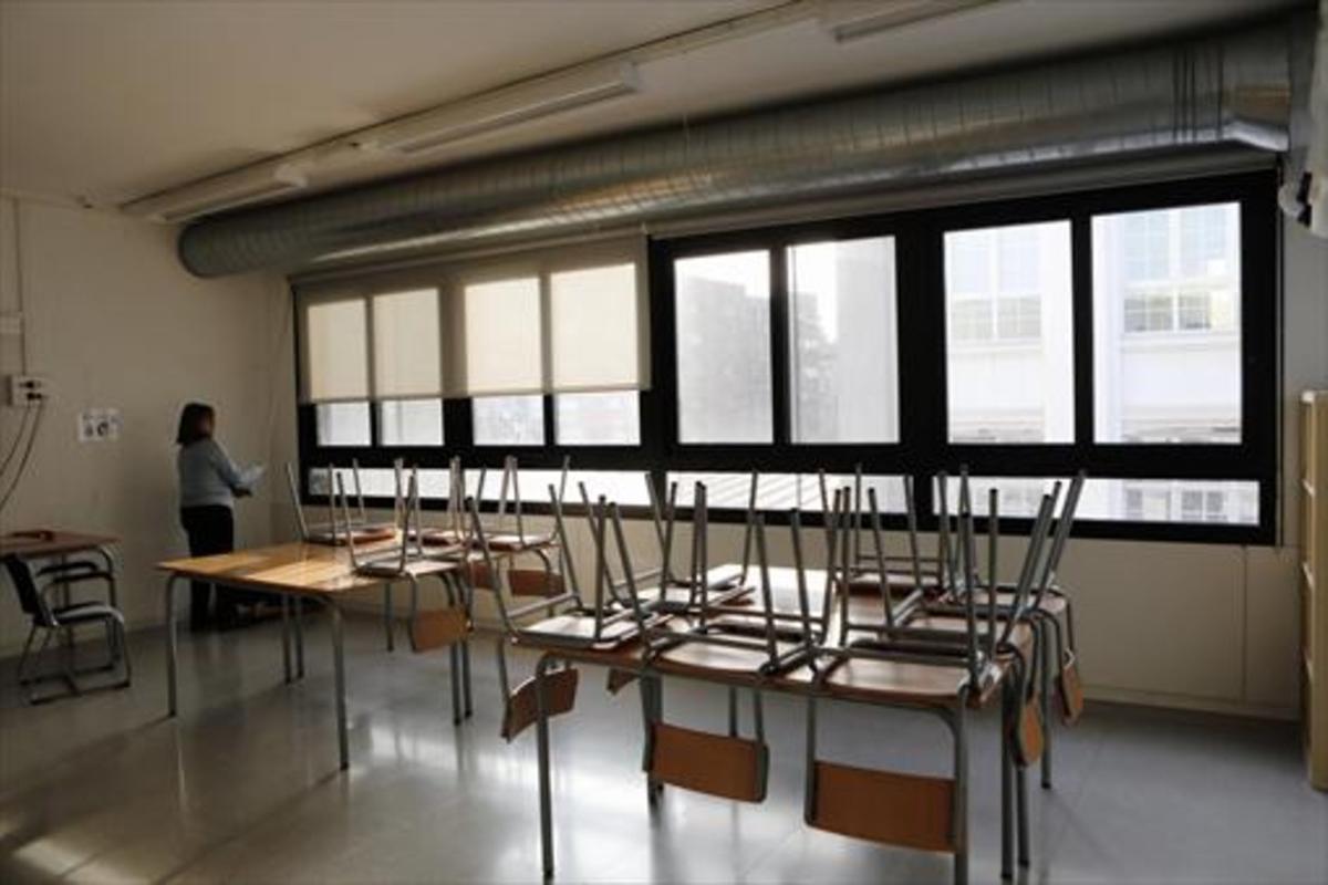 Un aula vacía, durante la jornada de ayer en el IES Quatre Cantons del Poblenou de Barcelona.