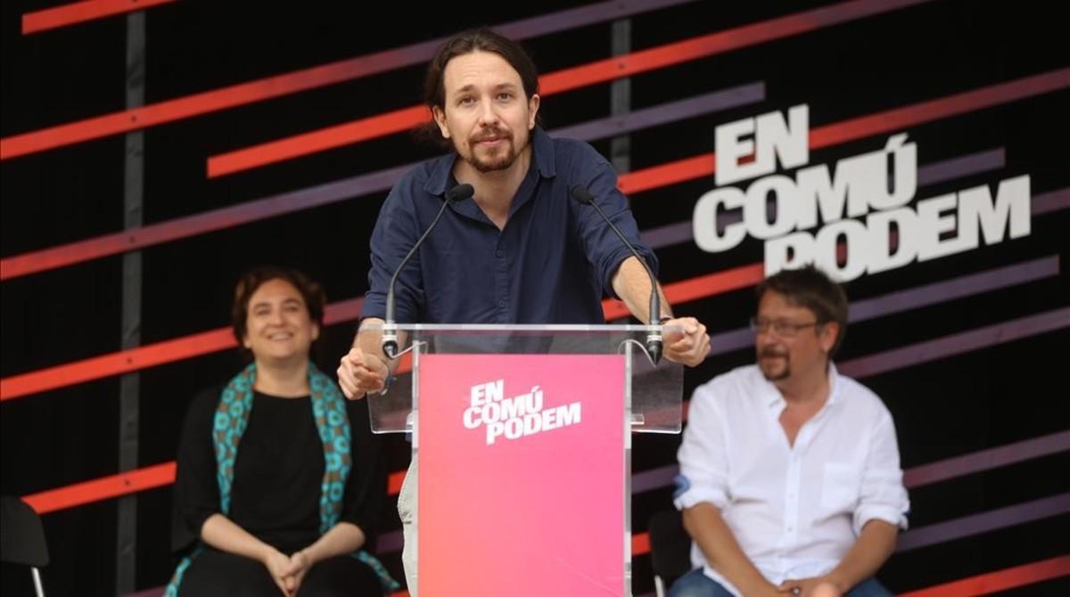 Pablo Iglesias, en un mitin de En Comú Podem, junto a Ada Colau y Xavier Domènech en junio del 2016 en Barcelona.