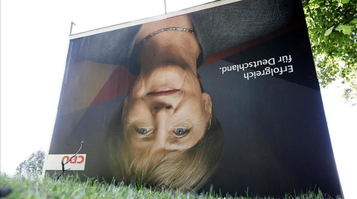 Un cartel de Angela Merkel ha aparecido boca abajo en la ciudad de Bergen. Un cartel de Angela Merkel ha aparecido boca abajo en la ciudad de Bergen.