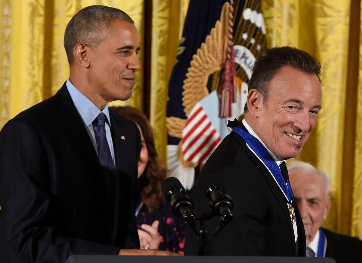 Obama condecora a Springsteen, en un acto en la Casa Blanca en 2016.