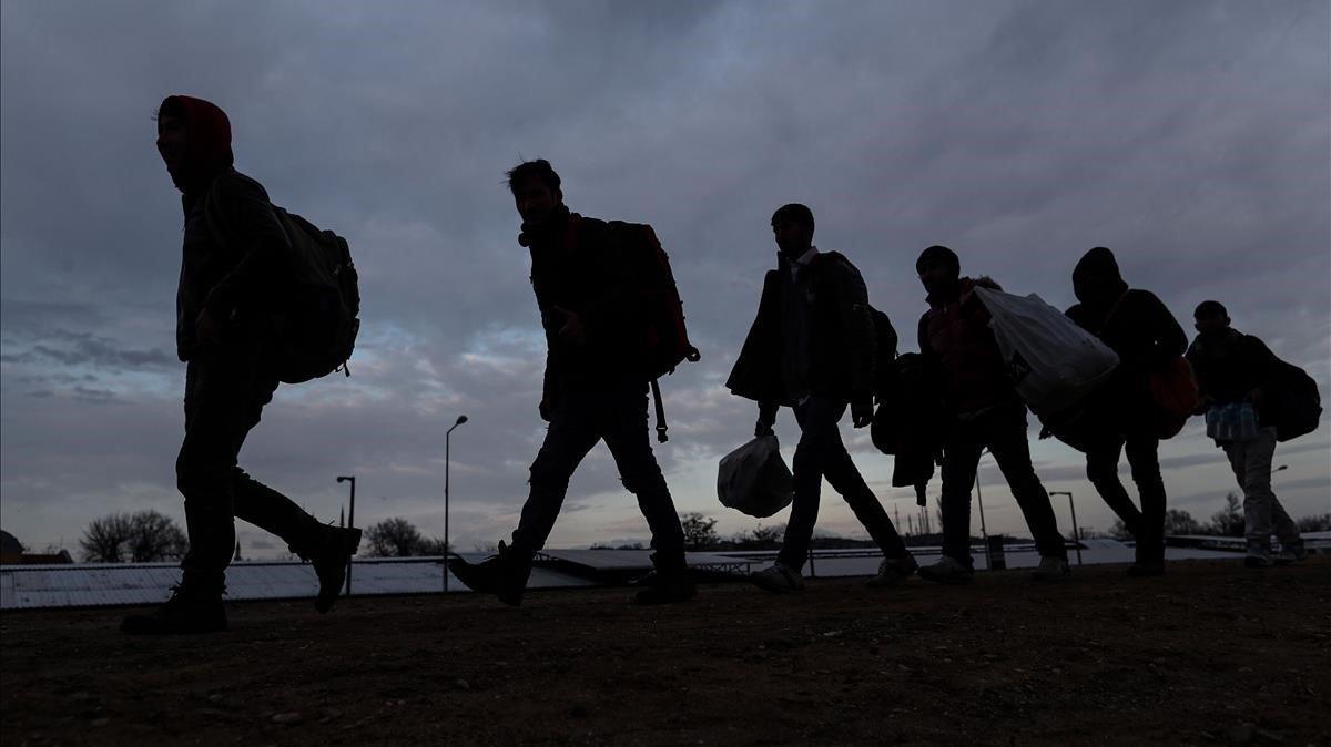 Un grupo de migrantes y refugiados camina en la ciudad turca de Edirne, hacia el paso fronterizo hacia Grecia.
