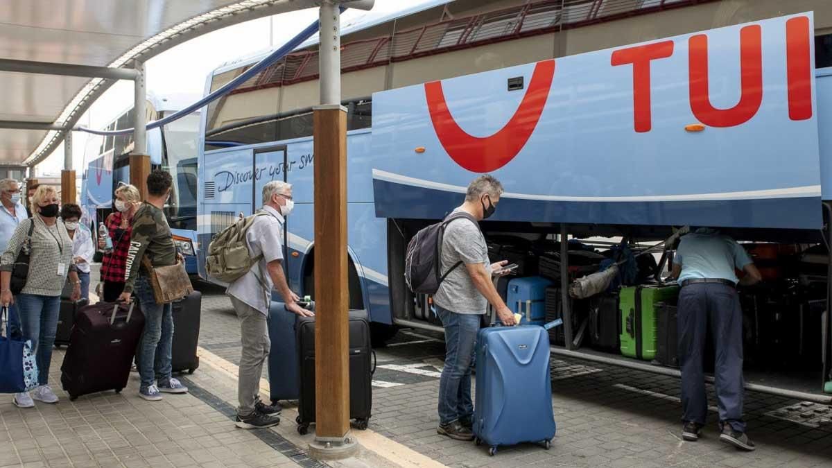 Turistas ingleses se disponen a subir a un autocar de Tui. Turistas ingleses se disponen a subir a un autocar de Tui.