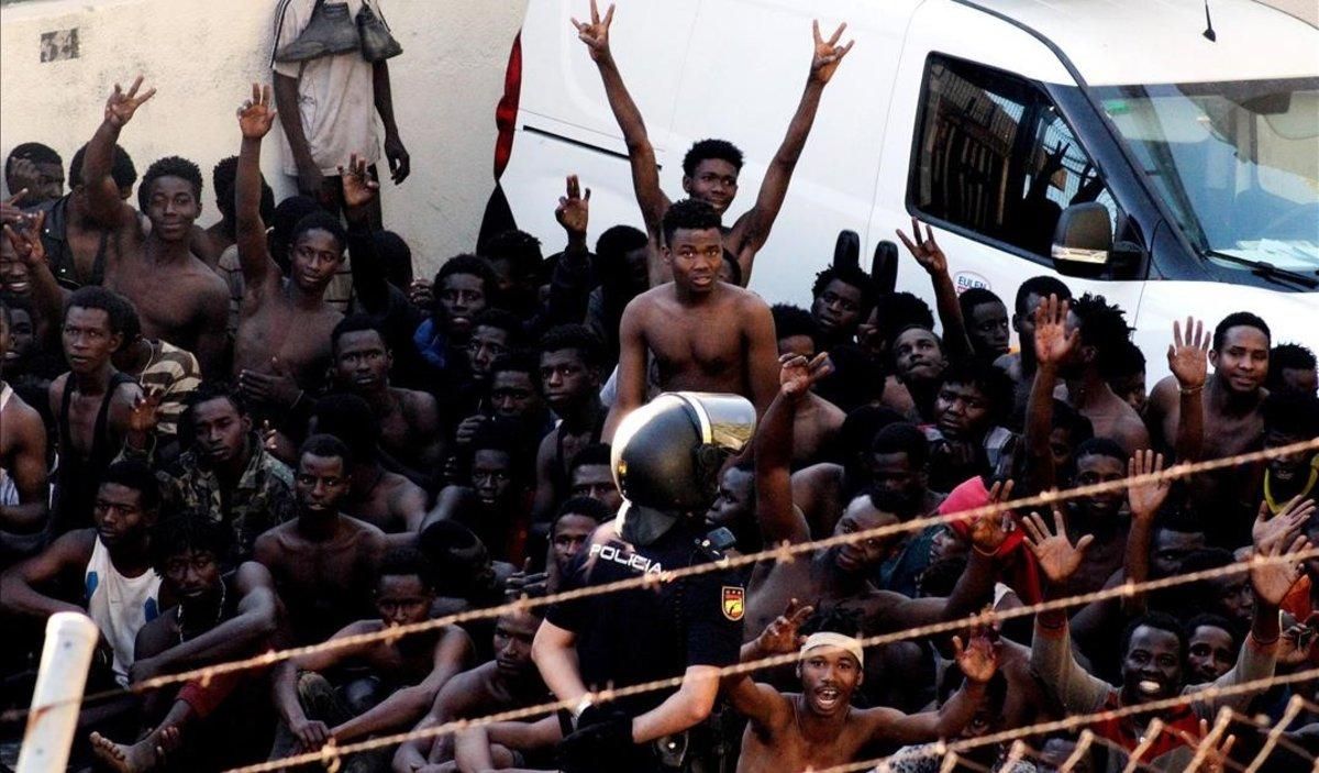 Inmigrantes subsaharianos celebran haber superado la valla fronteriza que separa Marruecos de Ceuta, el pasado julio. Inmigrantes subsaharianos celebran haber superado la valla fronteriza que separa Marruecos de Ceuta, el pasado julio.