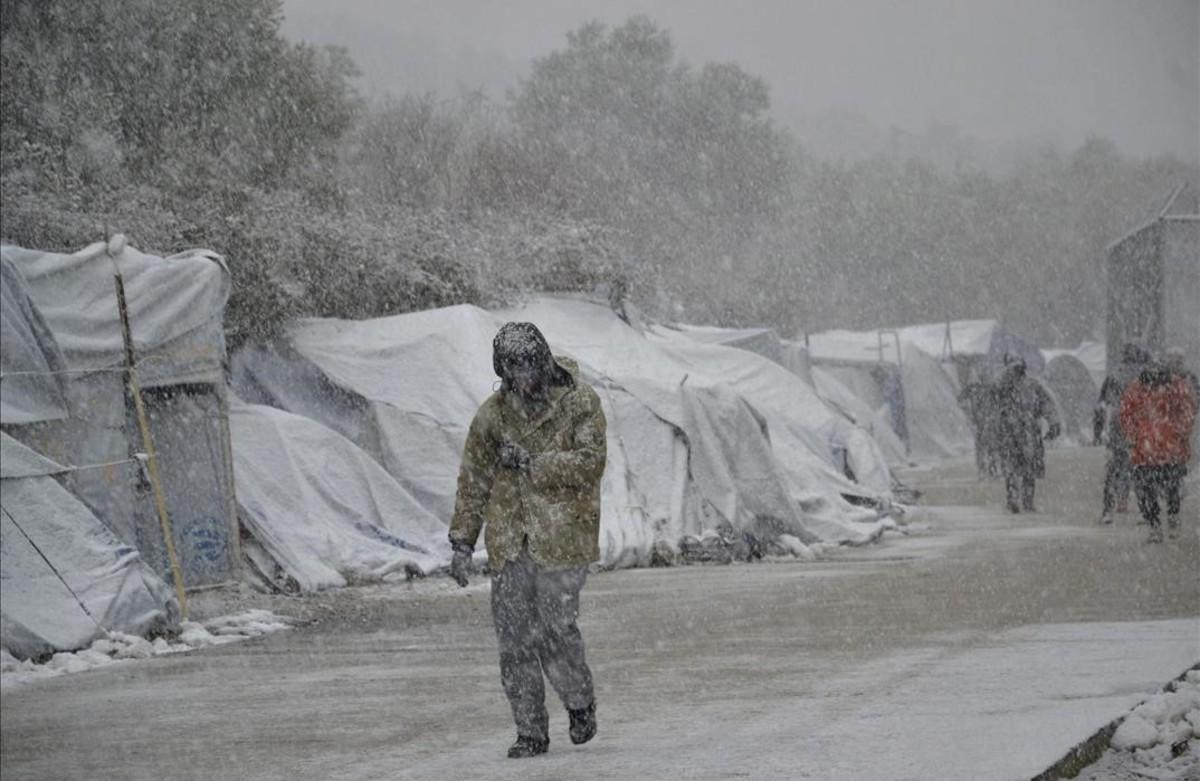 Varios refugiados caminan bajo la nieve en el campamento de refugiados de Moria en la isla de Lesbos, Grecia.