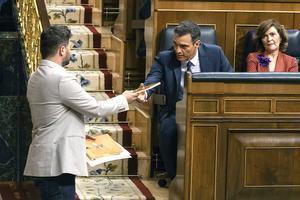 Pedro Sánchez y Gabriel Rufián conversan en el Congreso.
