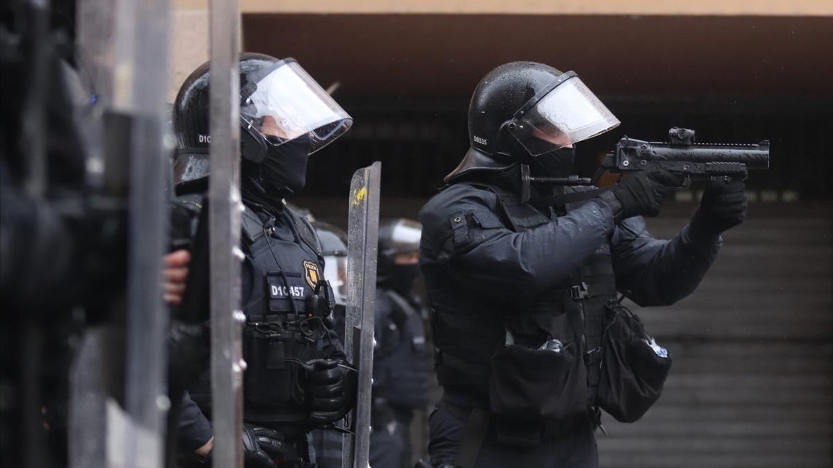 Agentes antidisturbios de los Mossos d’Esquadra en Salt, Girona, en una fotografía de archivo.